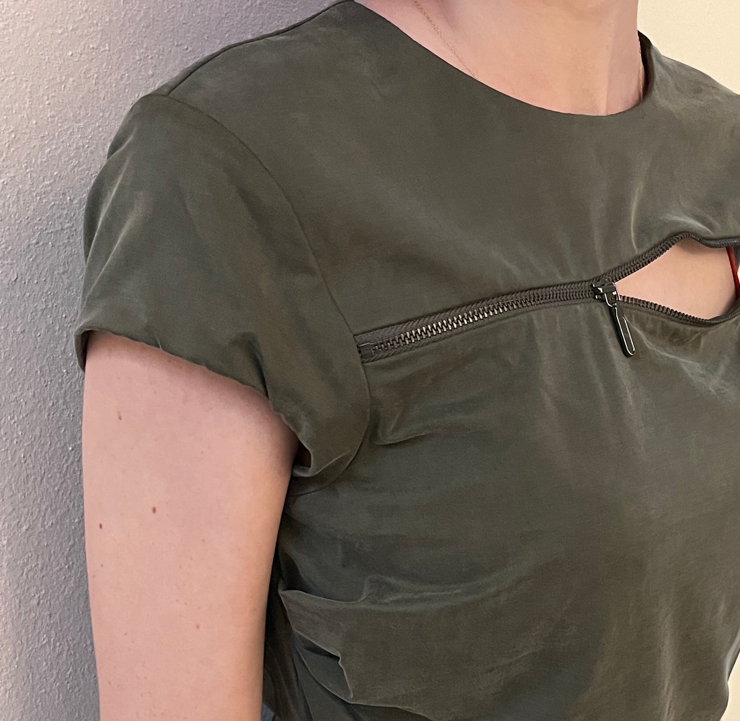 Artelier Nicole Miller Olive Green Zipper Top / Size M