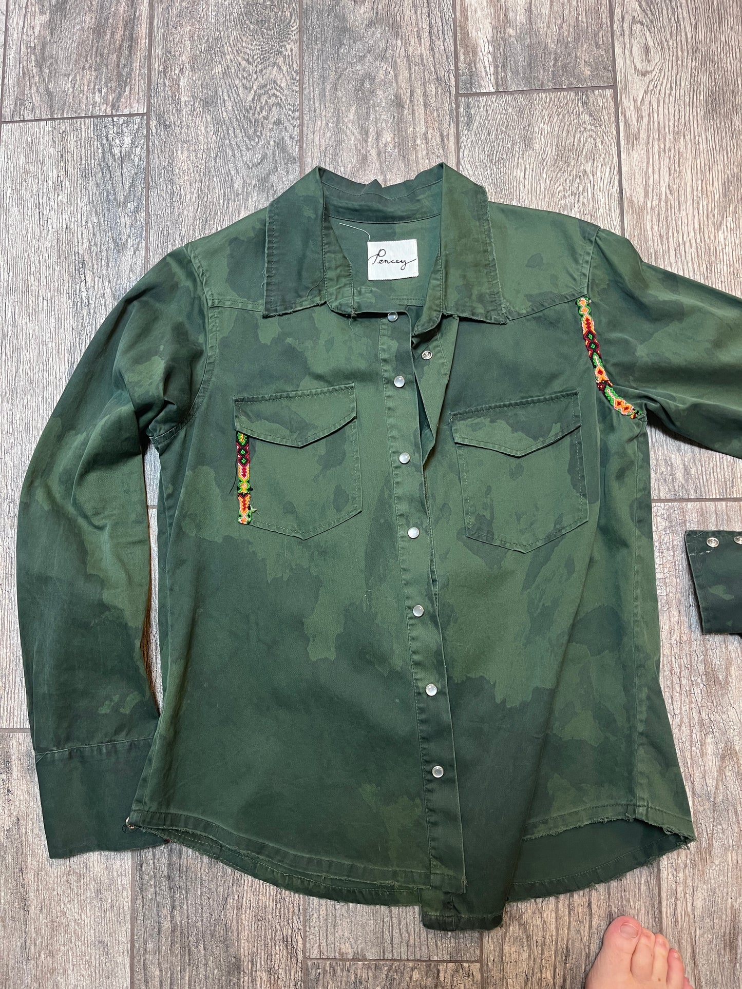 Green Two-Tone Snap Button Shirt w/Emroidered Detail / Size M