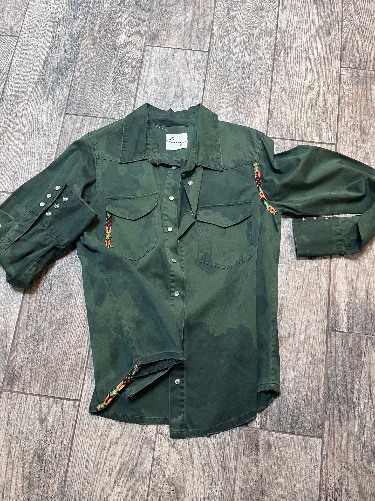 Green Two-Tone Snap Button Shirt w/Emroidered Detail / Size M